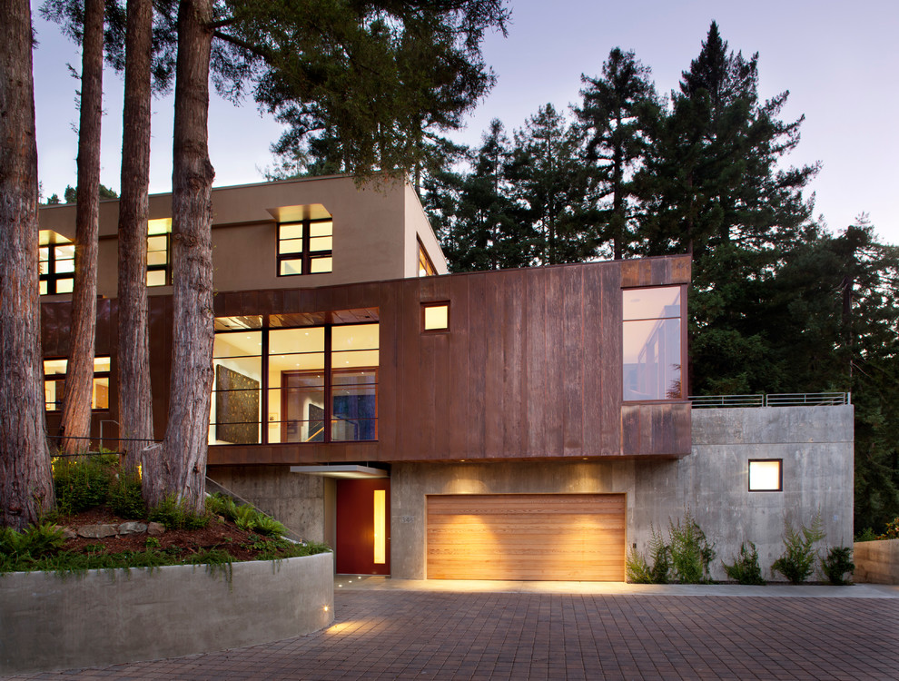 Пример оригинального дизайна: трехэтажный, коричневый дом среднего размера в стиле модернизм с облицовкой из бетона