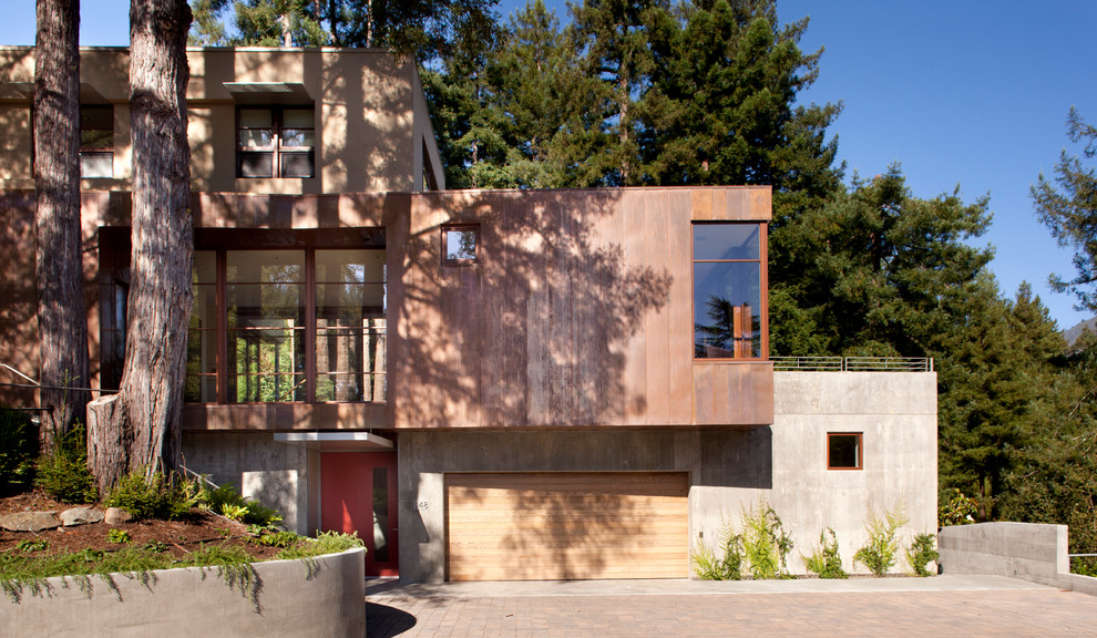 На фото: трехэтажный, бежевый дом среднего размера в стиле модернизм