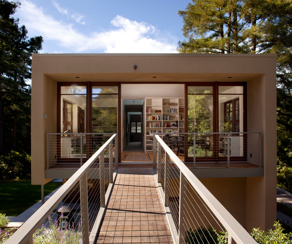 Réalisation d'une façade de maison beige minimaliste de taille moyenne et à deux étages et plus.