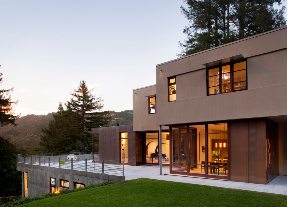 Imagen de fachada marrón minimalista de tamaño medio de tres plantas