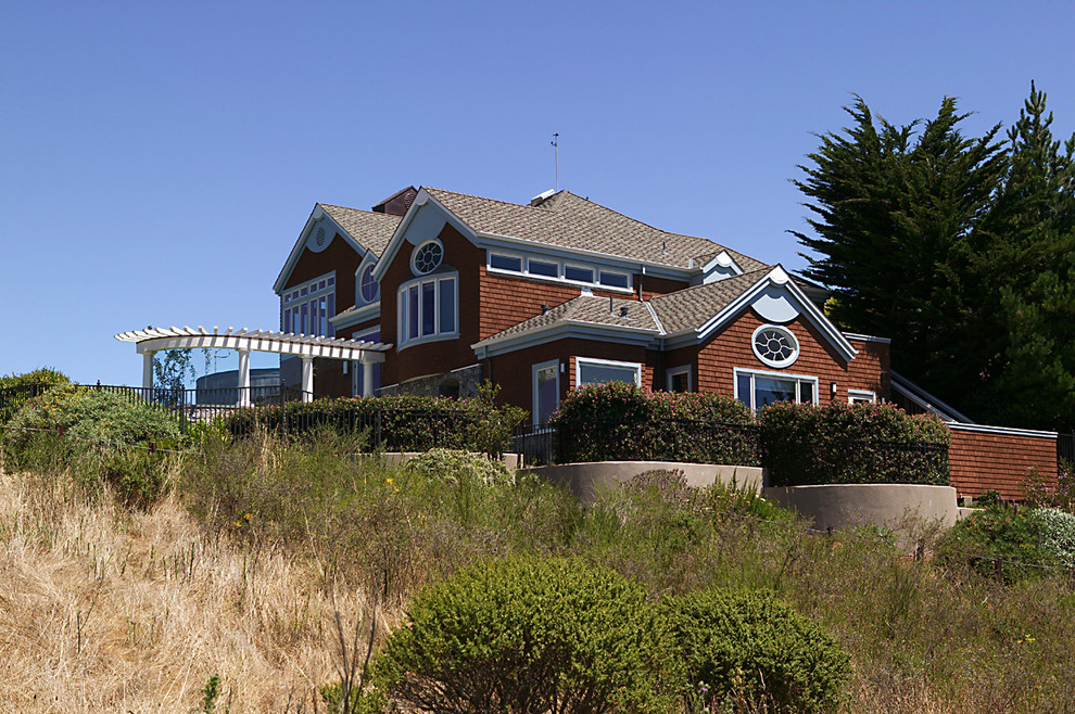 サンフランシスコにある高級なビーチスタイルのおしゃれな家の外観の写真