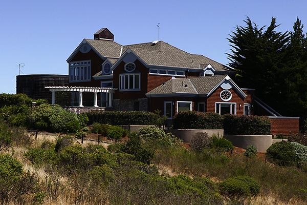 サンフランシスコにある高級なビーチスタイルのおしゃれな家の外観の写真