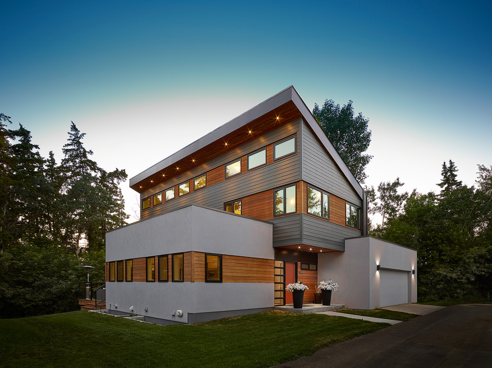 Diseño de fachada de casa blanca contemporánea grande de dos plantas con revestimientos combinados y tejado de un solo tendido