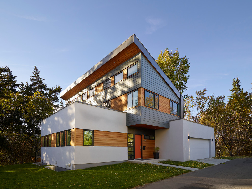 Großes, Zweistöckiges Modernes Einfamilienhaus mit Mix-Fassade, weißer Fassadenfarbe und Pultdach in Edmonton