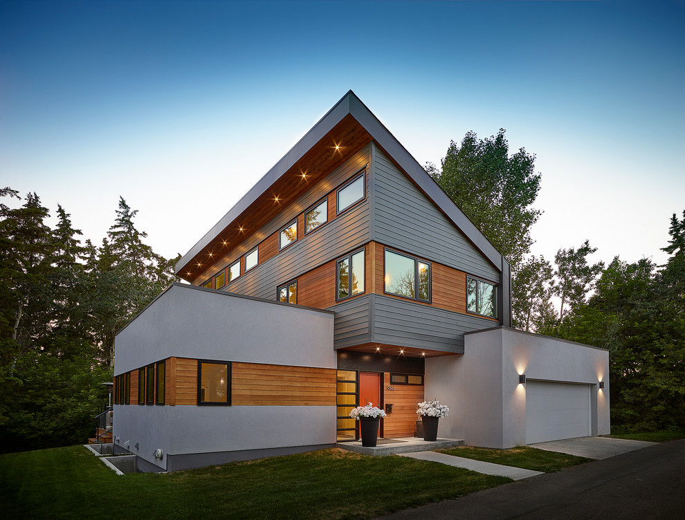 Diseño de fachada de casa blanca actual grande de dos plantas con revestimientos combinados y tejado de un solo tendido