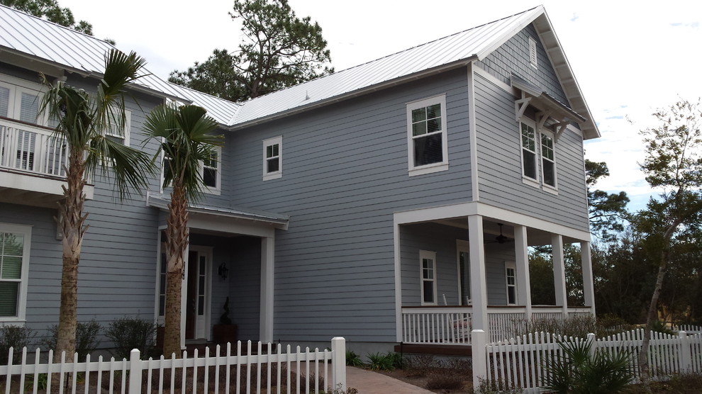 Mittelgroßes, Zweistöckiges Maritimes Haus mit Vinylfassade, blauer Fassadenfarbe und Satteldach in Jacksonville