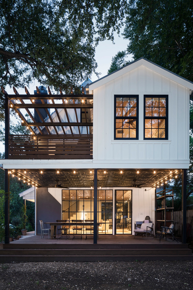 Diseño de fachada de casa blanca de estilo de casa de campo de dos plantas con tejado a dos aguas
