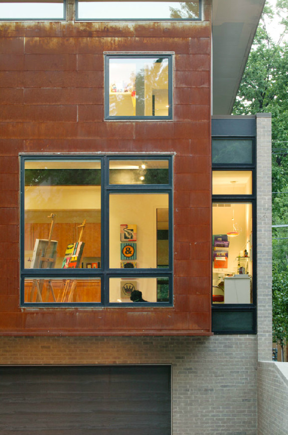 Идея дизайна: двухэтажный, красный дом в современном стиле с облицовкой из металла
