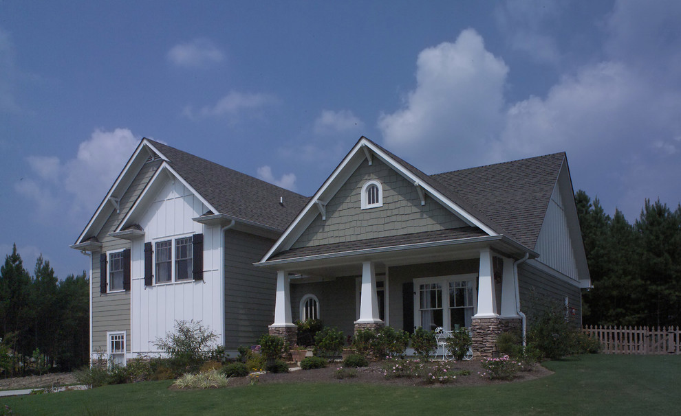 Ejemplo de fachada de casa multicolor de estilo americano de tamaño medio de una planta con revestimientos combinados, tejado a dos aguas y tejado de teja de madera
