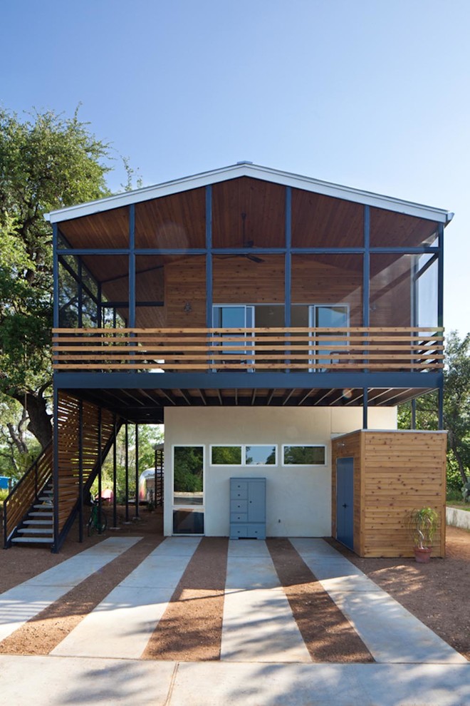 Diseño de fachada contemporánea con revestimiento de madera y escaleras