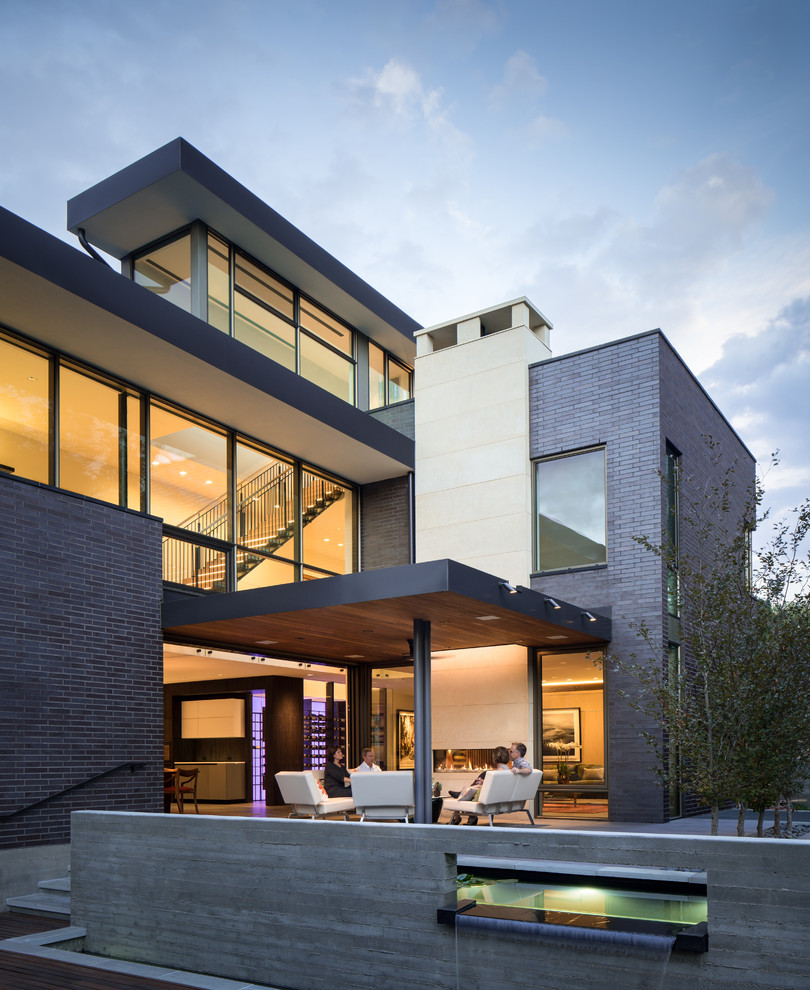 Идея дизайна: двухэтажный, кирпичный, черный дом в стиле модернизм с плоской крышей
