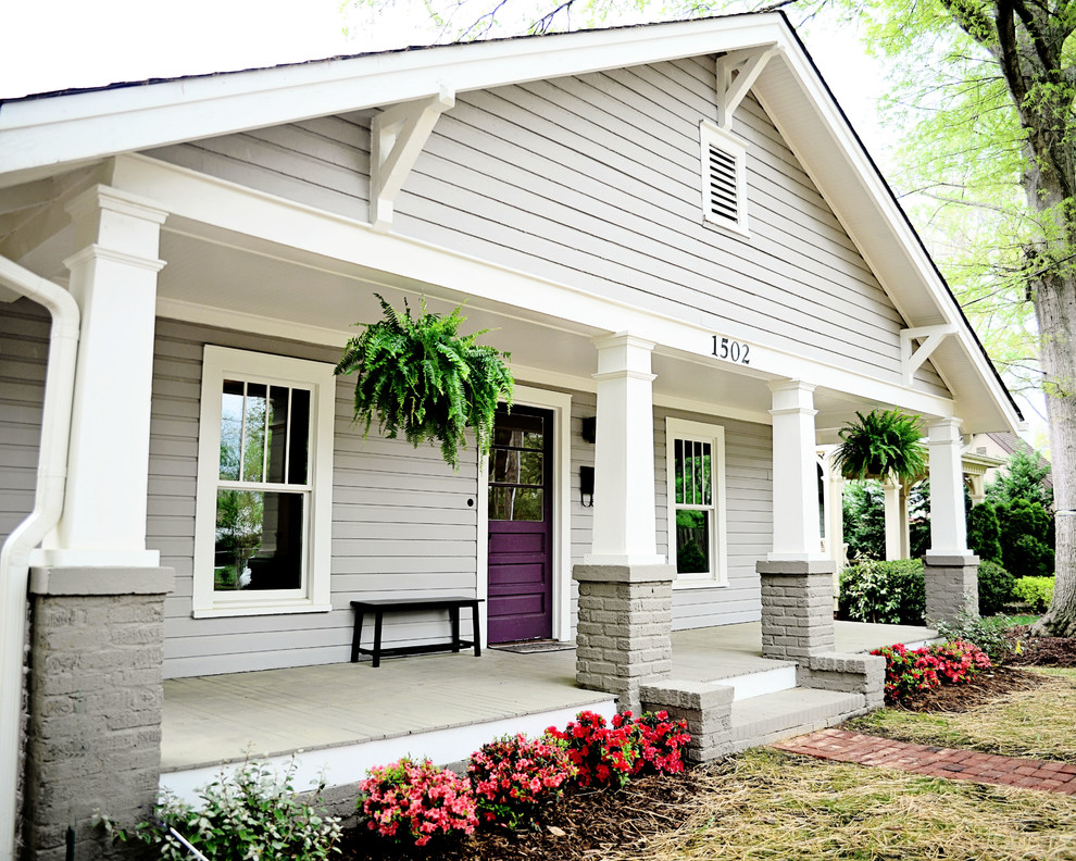 Uriges Haus mit grauer Fassadenfarbe in Charlotte