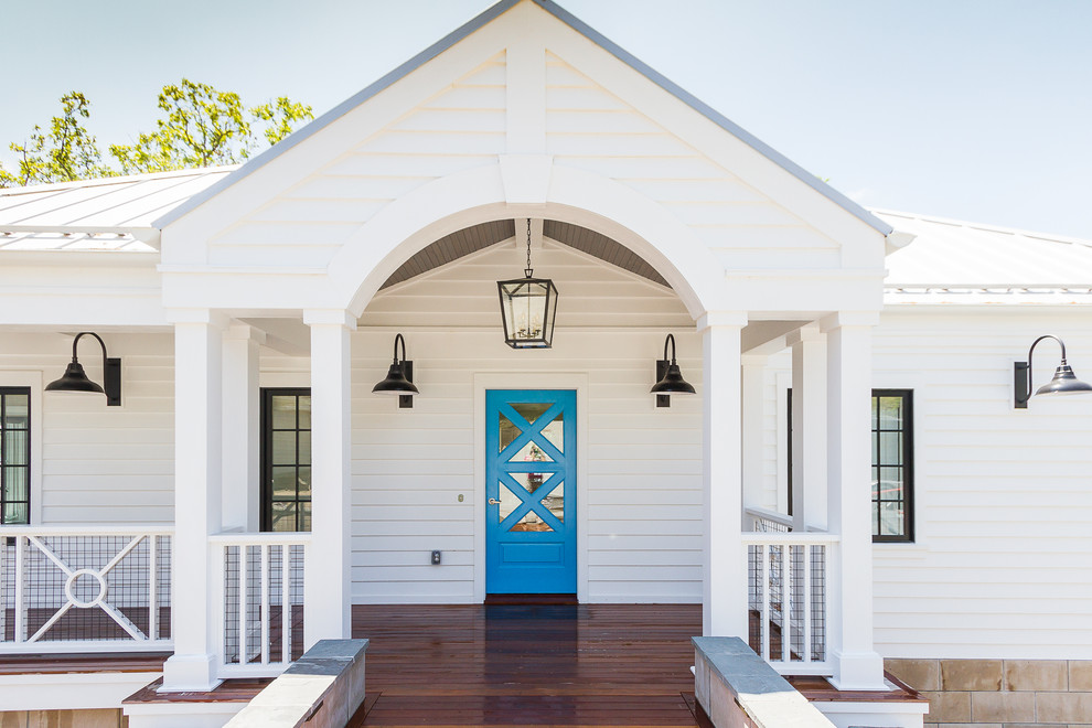 Einstöckiges Country Haus mit weißer Fassadenfarbe, Satteldach und Blechdach in Kansas City