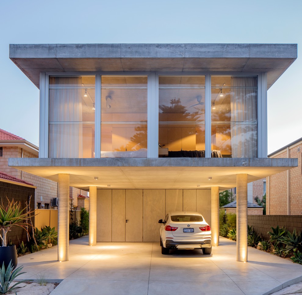 Стильный дизайн: двухэтажный, серый частный загородный дом в стиле лофт с облицовкой из бетона, плоской крышей и крышей из смешанных материалов - последний тренд