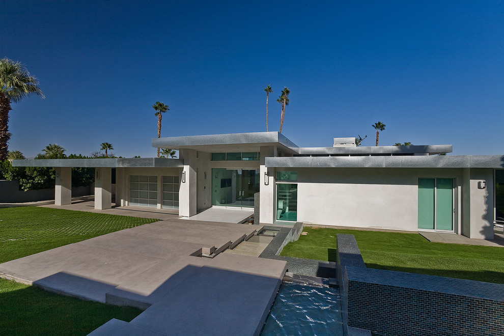 Geräumiges, Einstöckiges Modernes Haus mit Betonfassade und grauer Fassadenfarbe in Los Angeles