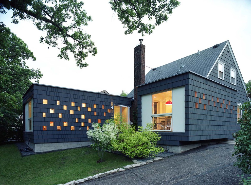 Inspiration pour une façade de maison bleue design.
