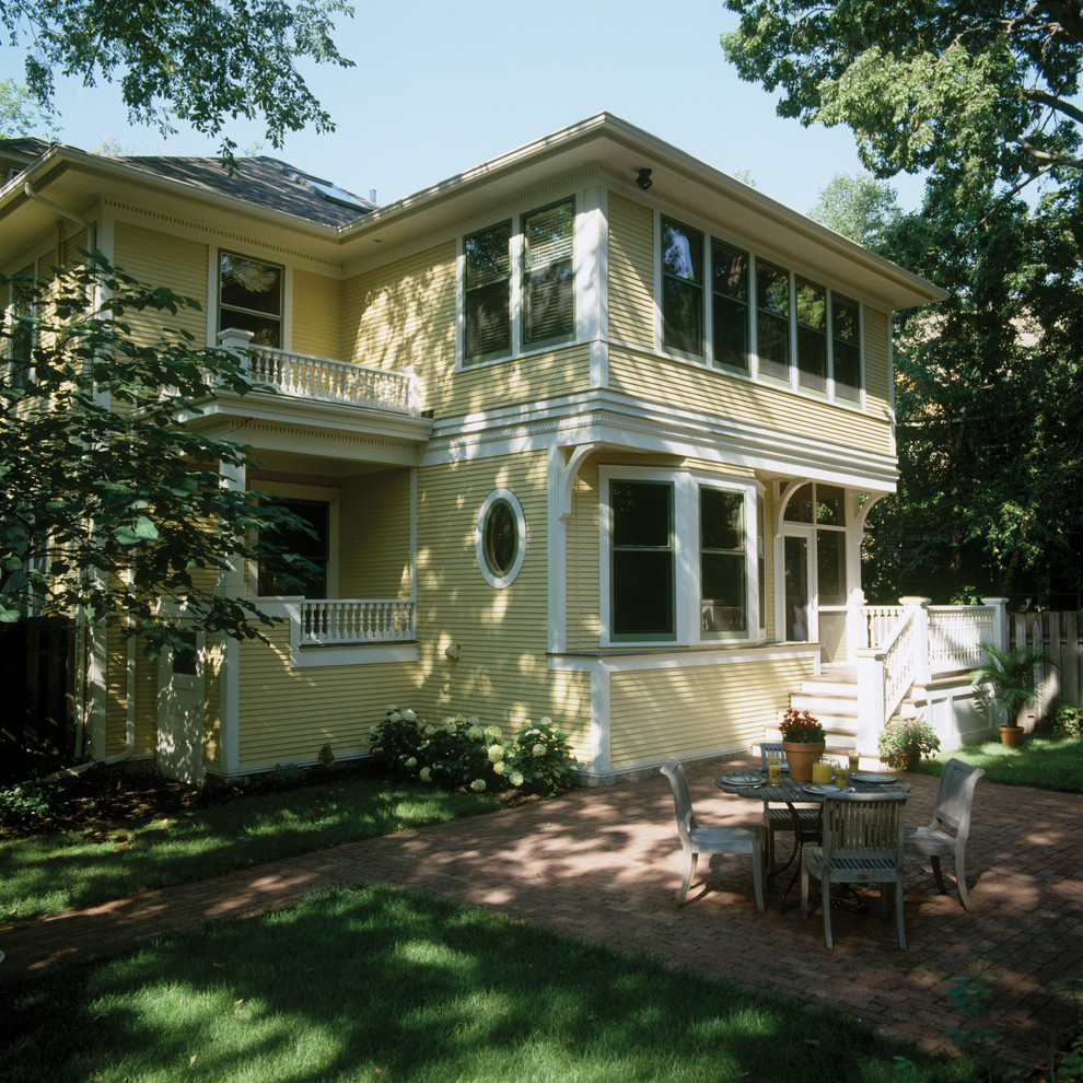 Zweistöckiges Klassisches Haus mit gelber Fassadenfarbe in Minneapolis