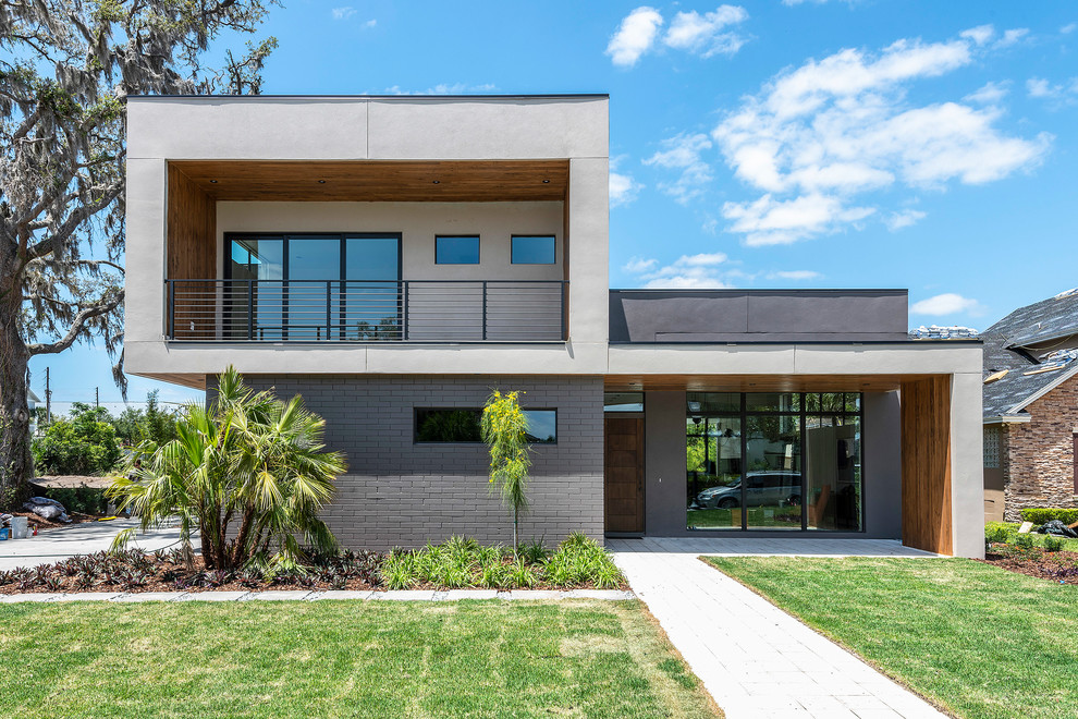 Großes, Zweistöckiges Modernes Einfamilienhaus mit beiger Fassadenfarbe in Orlando