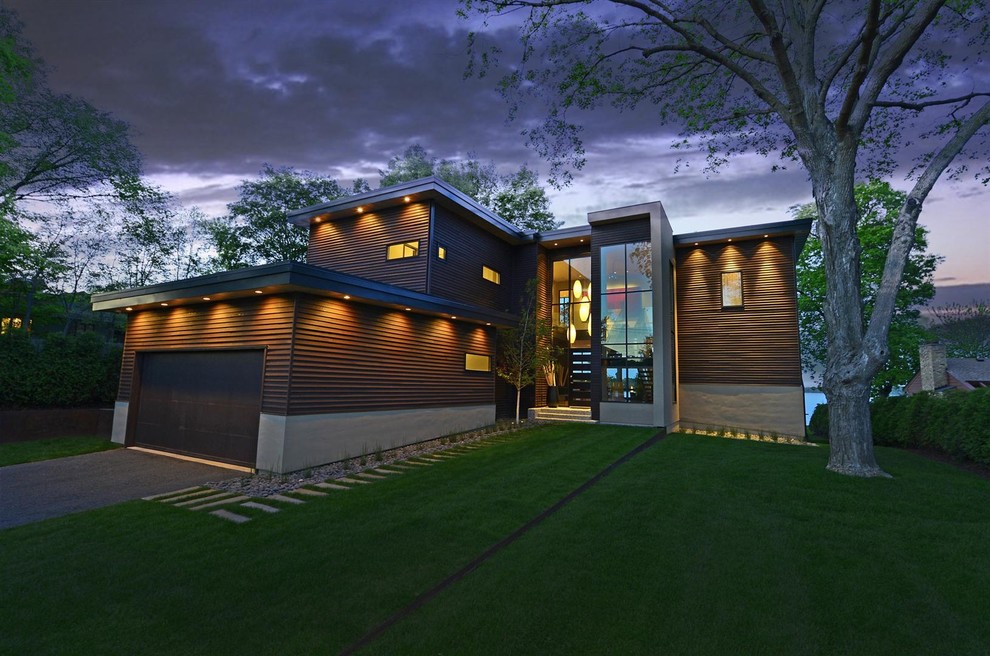 Свежая идея для дизайна: коричневый дом в современном стиле - отличное фото интерьера