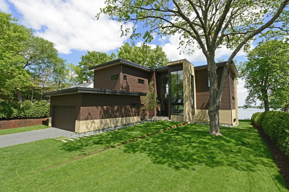 Cette photo montre une façade de maison marron tendance à un étage.