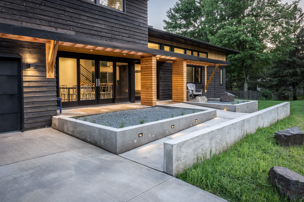 Zweistöckiges Modernes Haus mit brauner Fassadenfarbe in Minneapolis