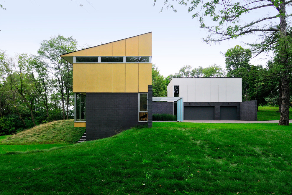 Foto de fachada minimalista con revestimiento de madera y tejado de un solo tendido