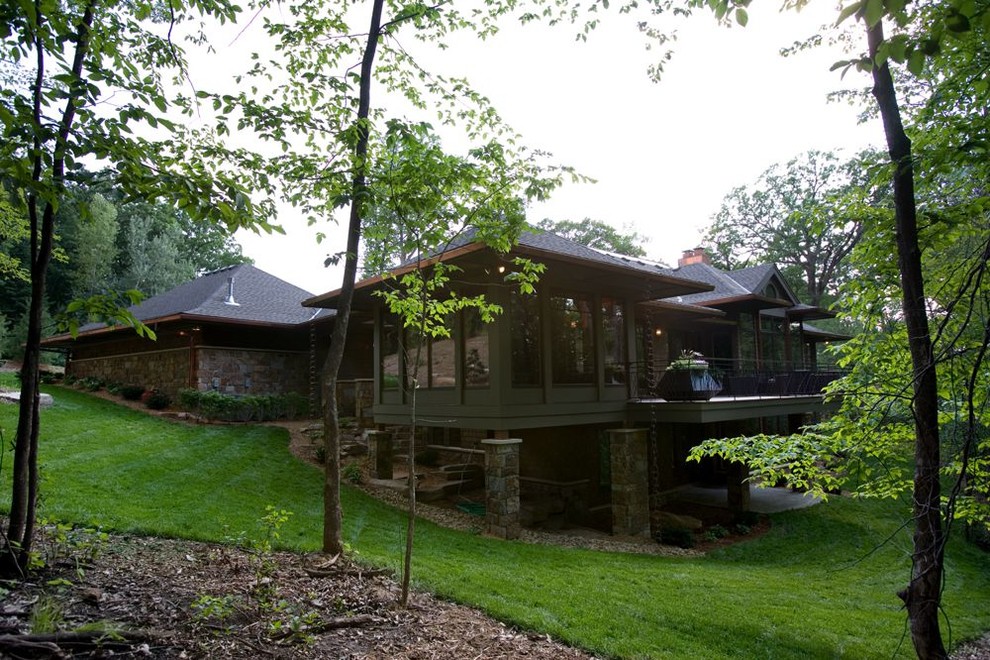 Идея дизайна: большой, двухэтажный, деревянный, зеленый дом в восточном стиле с вальмовой крышей