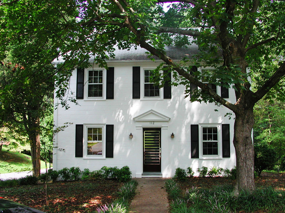 Ispirazione per la facciata di una casa bianca classica a due piani di medie dimensioni con rivestimento in cemento