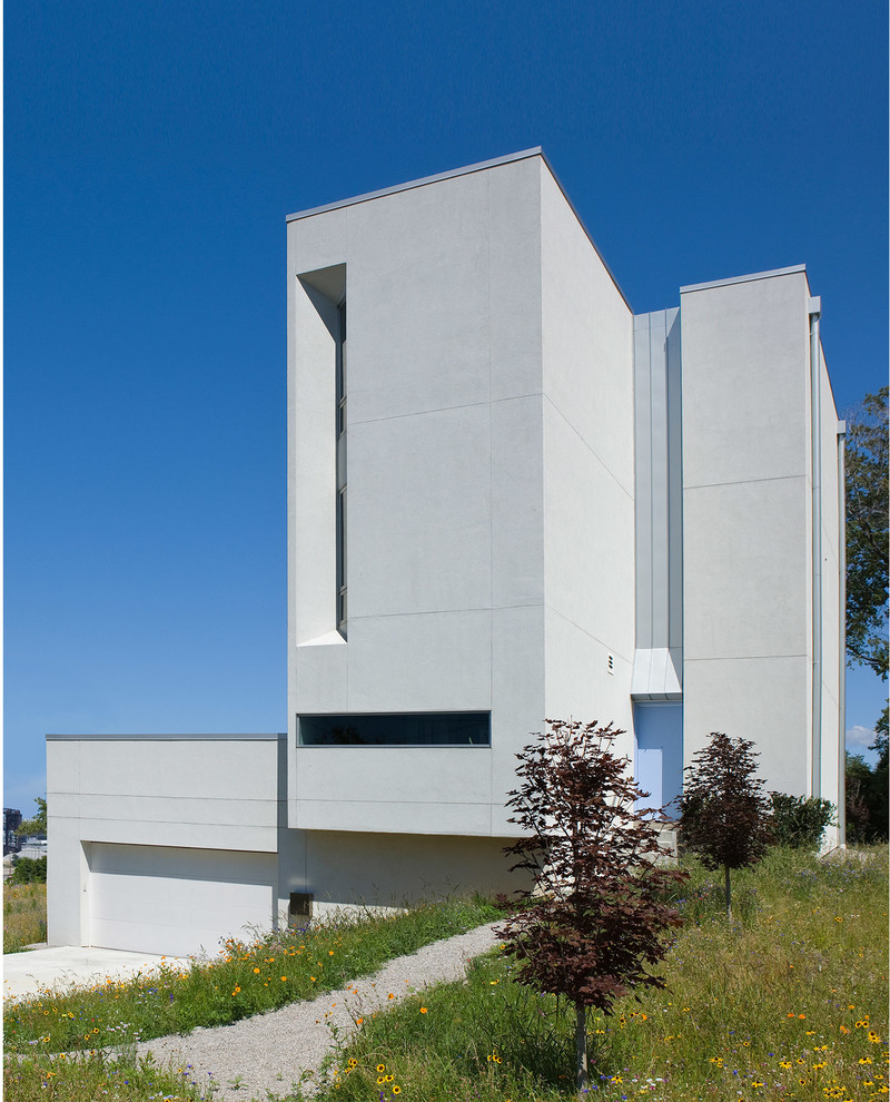 Diseño de fachada blanca moderna de tres plantas con tejado plano