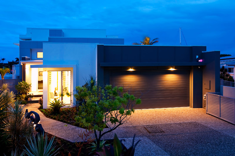 Inspiration pour une grande façade de maison minimaliste en panneau de béton fibré à un étage avec un toit plat.