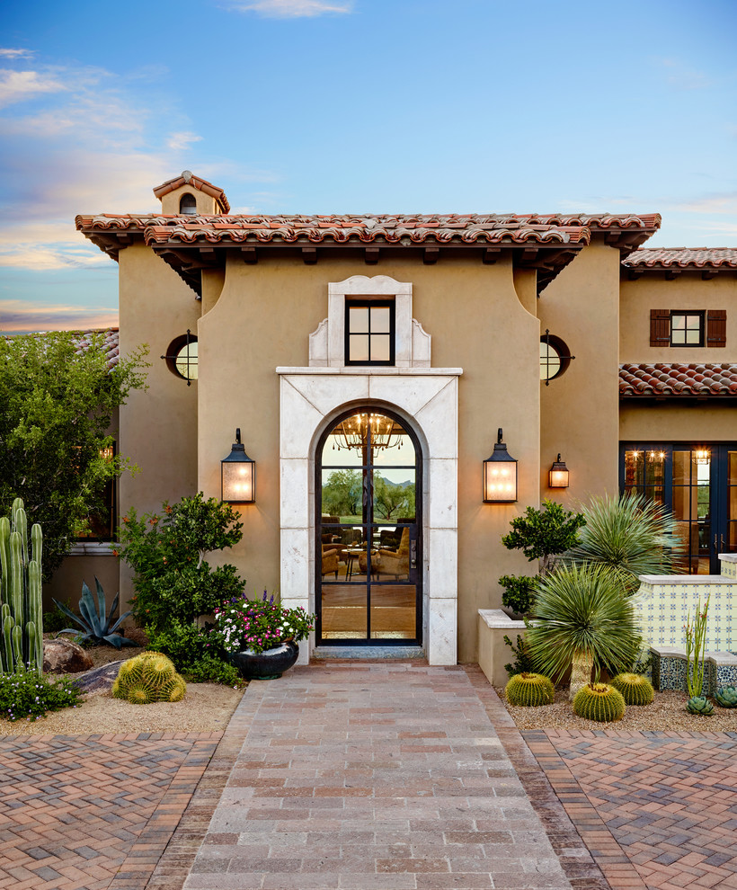 Zweistöckiges Mediterranes Haus mit brauner Fassadenfarbe in Los Angeles