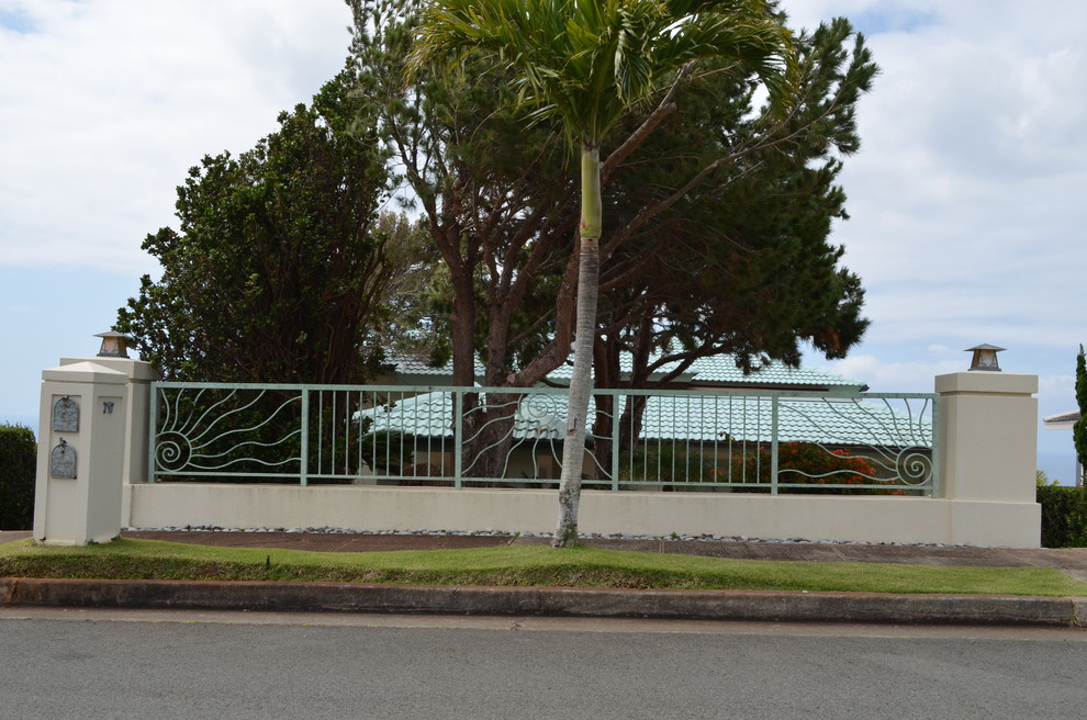 Modernes Haus mit Putzfassade und beiger Fassadenfarbe in Hawaii