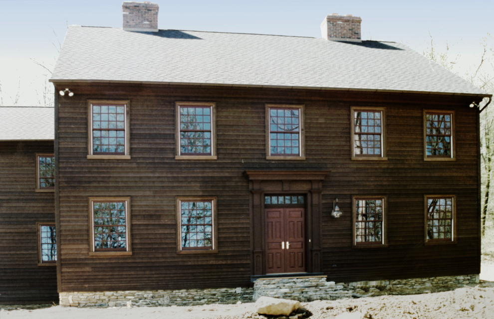 Lantlig inredning av ett mellanstort brunt hus, med två våningar, blandad fasad, sadeltak och tak i shingel