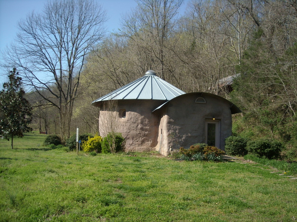 Foto della facciata di una casa piccola beige eclettica a un piano con rivestimento in adobe