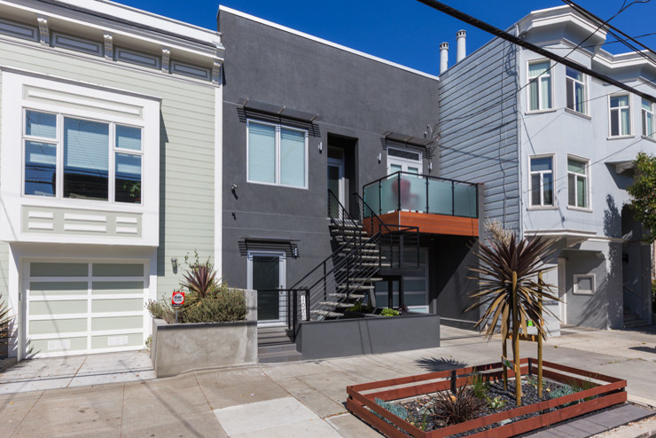 Großes, Zweistöckiges Modernes Haus mit Betonfassade, grauer Fassadenfarbe und Flachdach in San Francisco