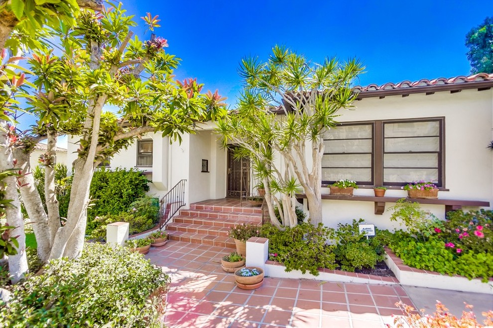 サンディエゴにある低価格の巨大なミッドセンチュリースタイルのおしゃれな家の外観の写真