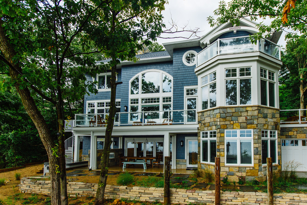Idee per la facciata di una casa grande blu stile marinaro a tre piani con rivestimento in legno e tetto a capanna