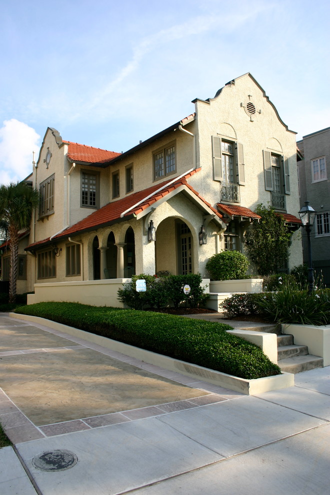 Immagine della facciata di una casa beige american style a due piani con rivestimento in stucco