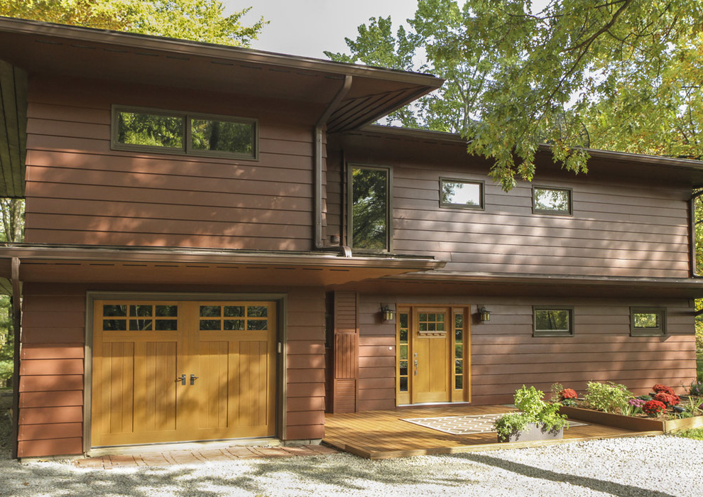 Idee per la facciata di una casa marrone american style a due piani di medie dimensioni con rivestimento in legno