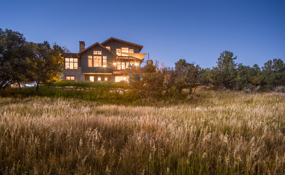Mittelgroßes, Dreistöckiges Klassisches Einfamilienhaus mit Faserzement-Fassade, brauner Fassadenfarbe, Pultdach und Blechdach in Denver