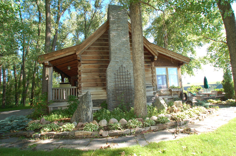 Exemple d'une façade de maison marron montagne en bois de taille moyenne et à un étage avec un toit à deux pans.
