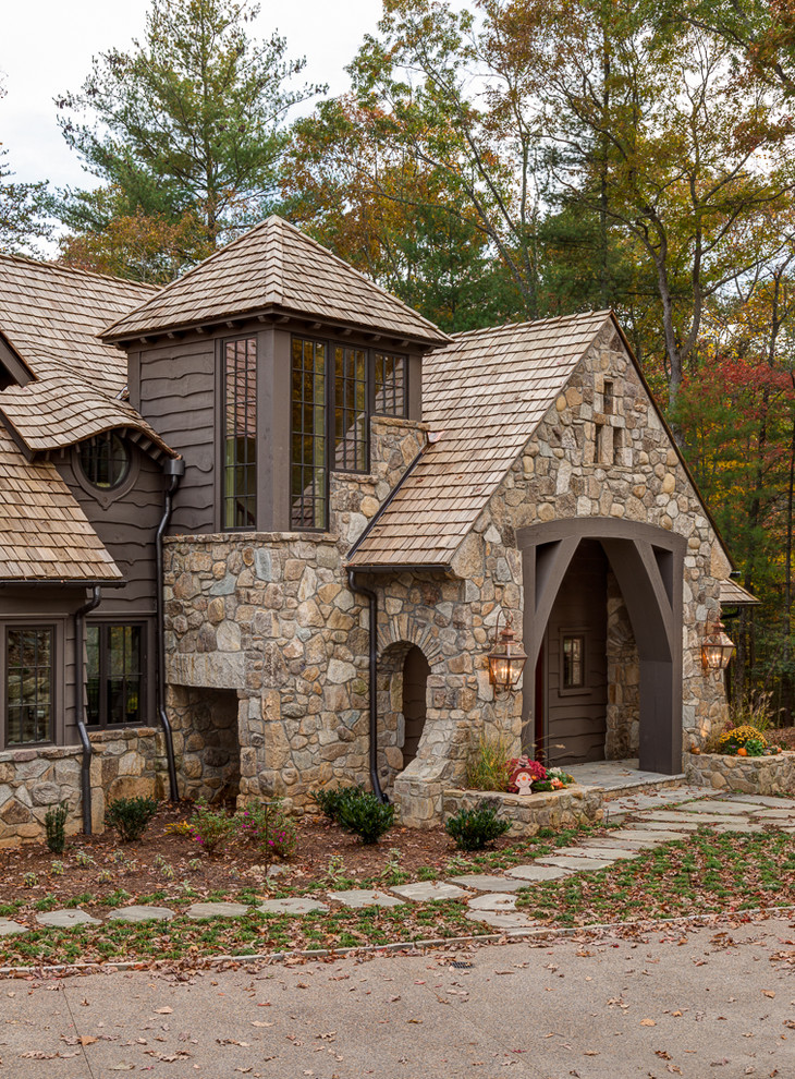 Источник вдохновения для домашнего уюта: коричневый, большой, двухэтажный дом в стиле рустика с комбинированной облицовкой и двускатной крышей