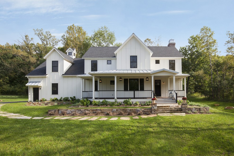 Diseño de fachada blanca de estilo de casa de campo de dos plantas con tejado a dos aguas