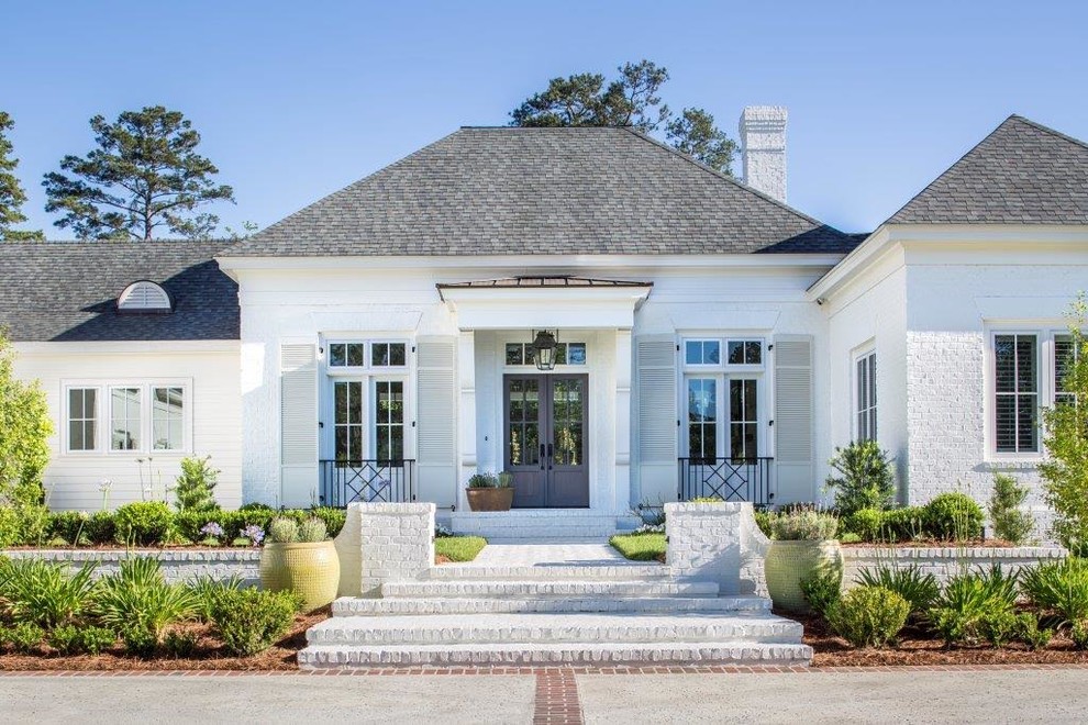 Geräumiges, Einstöckiges Klassisches Einfamilienhaus mit Backsteinfassade, weißer Fassadenfarbe und Schindeldach in Atlanta