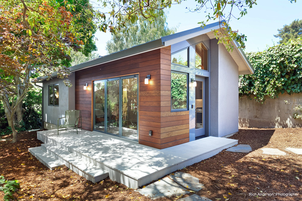 Exempel på ett litet modernt flerfärgat hus, med allt i ett plan, blandad fasad, sadeltak och tak i metall