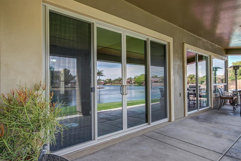 Large transitional one-story exterior home idea in Phoenix