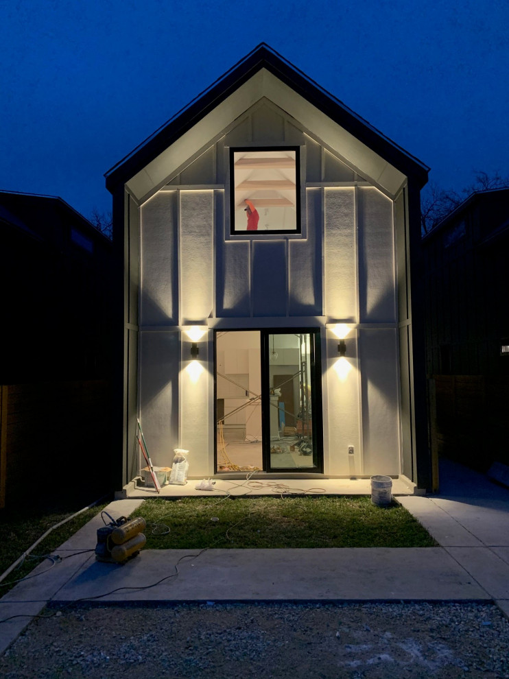 Ispirazione per la villa piccola multicolore contemporanea a due piani con rivestimento con lastre in cemento, tetto a capanna e copertura mista