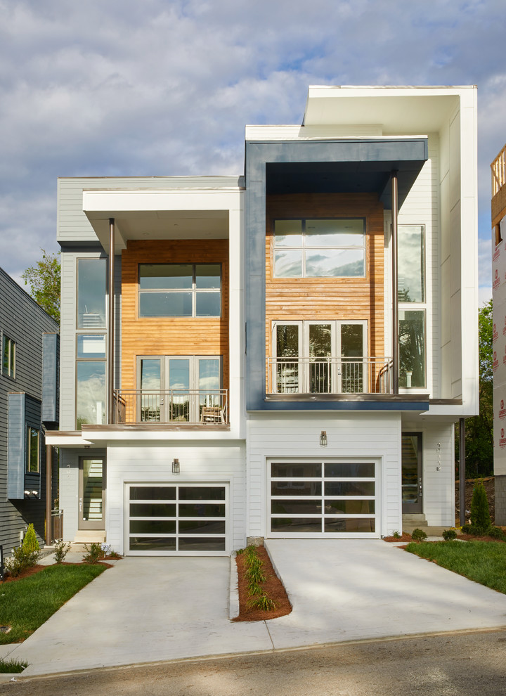 Modelo de fachada de casa pareada blanca contemporánea de tamaño medio de dos plantas con revestimientos combinados y tejado plano