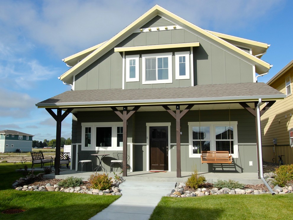 他の地域にあるお手頃価格の小さなトラディショナルスタイルのおしゃれな家の外観 (コンクリート繊維板サイディング、緑の外壁) の写真