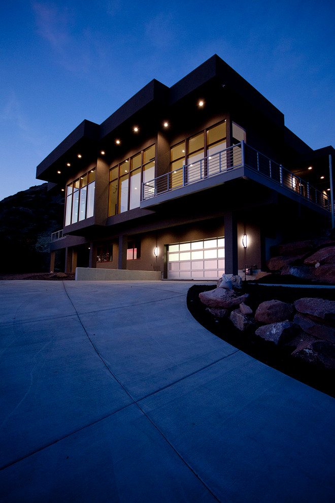 Mittelgroßes, Zweistöckiges Modernes Haus mit Glasfassade und brauner Fassadenfarbe in Salt Lake City